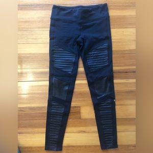 Alo Yoga Moto Legging. Black/Black Glossy. Size M